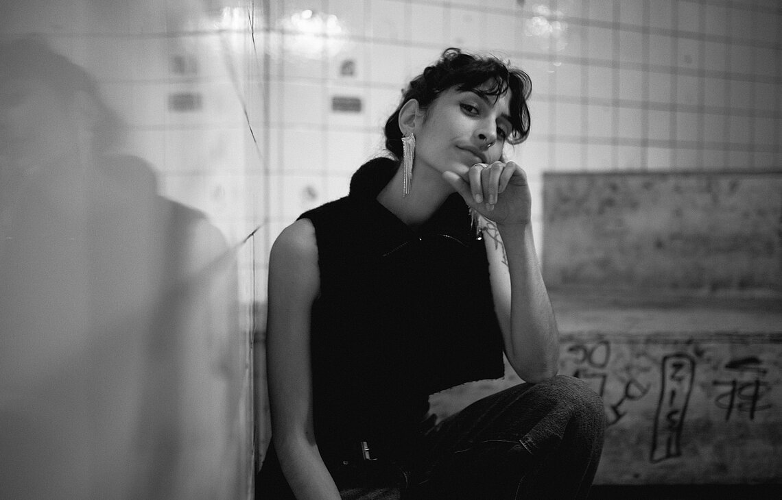 01.11.2024, Stuttgart: Musikerin Jasmin Kleinheins aka Nuria Noba, aufgenommen im White Noise Club. Foto: Lichtgut/Christoph Schmidt